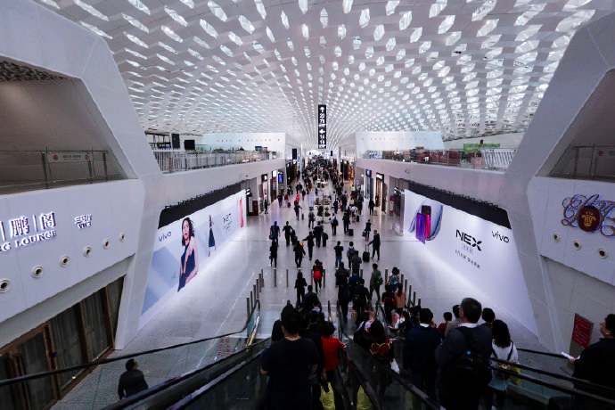 vivo X27深圳寶安機場通道燈箱廣告