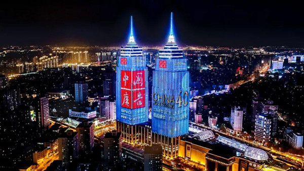為你喝彩，世界級景觀媒體照亮上海灘！