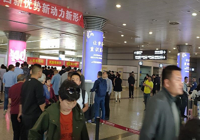 T2航站樓到達(dá)區(qū)域接機口包柱燈箱