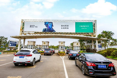 ?？跈C(jī)場(chǎng)停車場(chǎng)出入口龍門架看板廣告