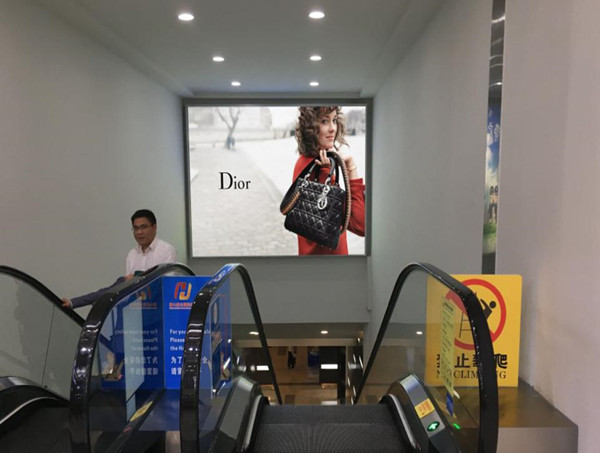 迪奧?？诿捞m機場燈箱廣告
