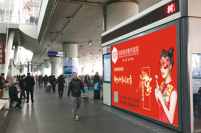 成都機(jī)場T2到達(dá)出口燈箱廣告