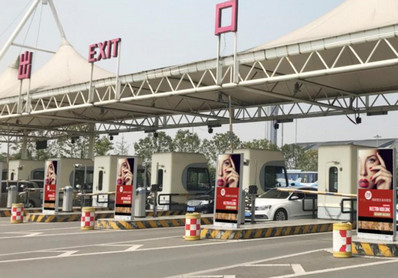 成都機(jī)場停車場出入口燈箱廣告