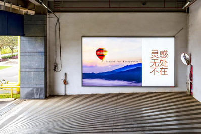 ?？跈C(jī)場(chǎng)停車樓出口處燈箱廣告