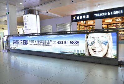 三亞機場T1一層迎客廳，正對行李廳B出口燈箱廣告