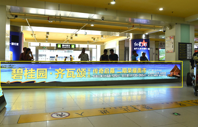 三亞機場T1一層迎客廳，正對行李廳C出口燈箱廣告