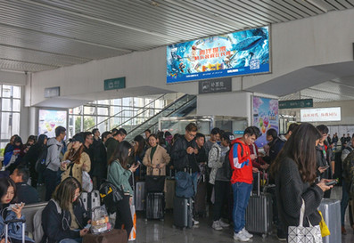 唐家灣站候車大廳、檢票口與到達(dá)口之間圖騰柱燈箱廣告