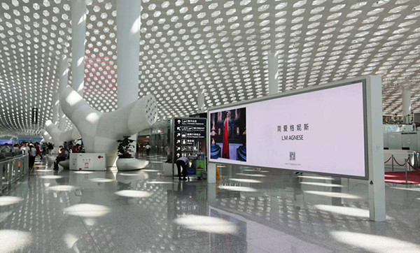 簡(jiǎn)愛(ài)格妮斯機(jī)場(chǎng)廣告