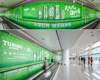 昆明機場F2層國內(nèi)到達(dá)中央指廊墻面燈箱+貼紙廣告
