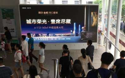 ?？跂|站出站口下樓梯正對(duì)面燈箱廣告