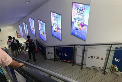 東升站A1、B1電梯通道小燈箱廣告