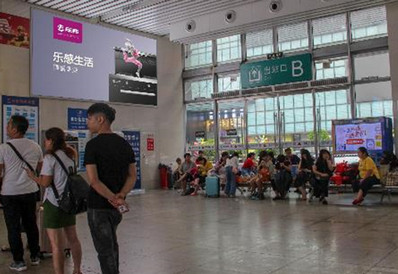 古鎮(zhèn)站售票廳近A、B進(jìn)出站口燈箱廣告