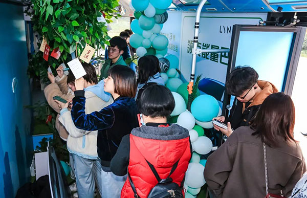 領(lǐng)克公交廣告場景化營銷，打造低碳趣味之旅！