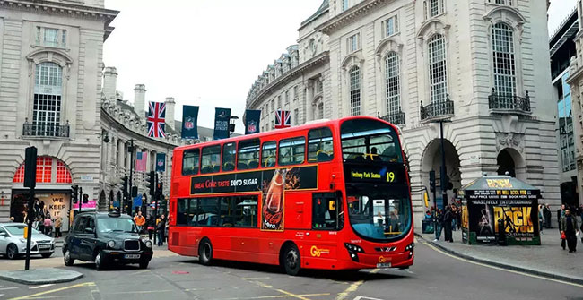 大眾憤怒！英國電視臺投放低俗公交車廣告