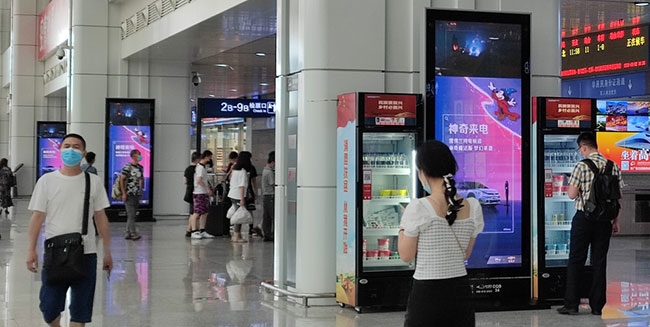重慶高鐵站候車大廳刷屏機廣告 重慶高鐵站候車大廳刷屏機廣告