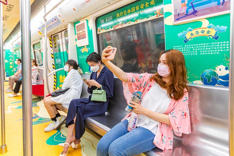 國(guó)家安全教育日廣佛地鐵品牌列車(chē)3