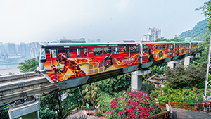 重慶地鐵廣告案例，院線電影重慶地鐵外包車廣告，重慶網(wǎng)紅地鐵廣告效果怎么樣？