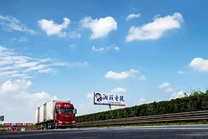湖南省高速立柱大牌廣告案例，建材電纜高速廣告，高速公路廣告效果怎么樣？