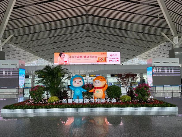 張家界機(jī)場(chǎng)廣告價(jià)格多少錢？張家界荷花機(jī)場(chǎng)航站樓直接觀景天門山