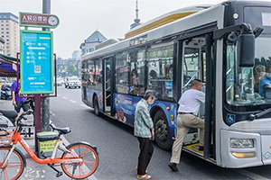 成都公交廣告價(jià)格多少錢(qián)？食品生鮮快消成都公交車身廣告案例