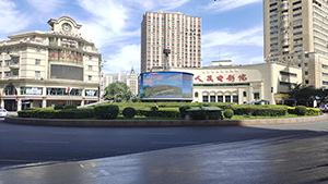 烏魯木齊LED大屏價(jià)格？金融債券烏魯木齊人民電影院環(huán)島環(huán)形LED案例
