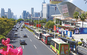 南寧公交車廣告價(jià)格多少錢？南寧巴士廣告外車身線路報(bào)價(jià)