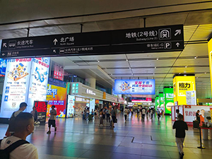 南昌西站高鐵廣告價(jià)格多少錢？南昌西高鐵站出站大廳最醒目廣告牌
