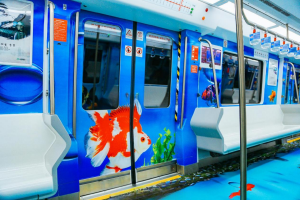 福州地鐵列車廣告價格多少錢？福州地鐵金魚主題車廂內(nèi)包車廣告