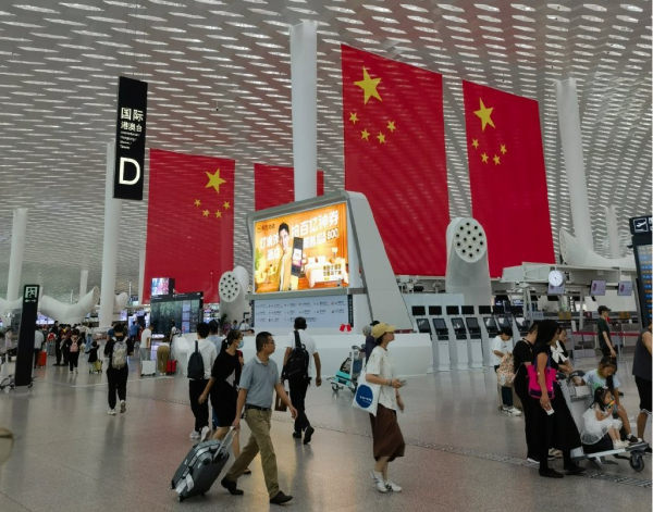 深圳機(jī)場(chǎng)出發(fā)值機(jī)廣告牌旁的大蓮蓬是干啥用的？深圳機(jī)場(chǎng)廣告價(jià)格
