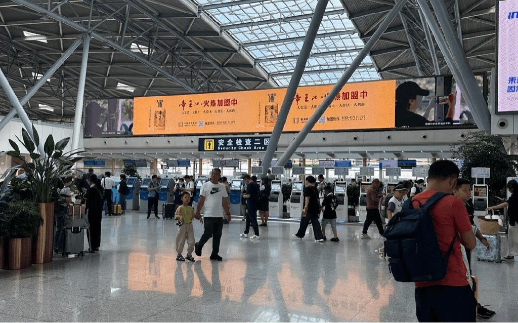 濟(jì)南遙墻機(jī)場(chǎng)最大廣告屏在哪里？濟(jì)南機(jī)場(chǎng)航站樓廣告價(jià)格多少錢(qián)？
