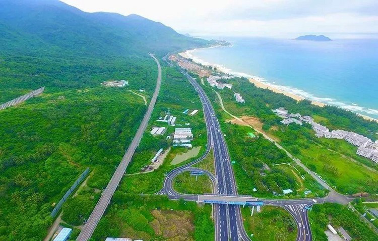 海南?？诟咚贅蝮w廣告價格？海南東線高速跨線橋大牌廣告位置優(yōu)勢