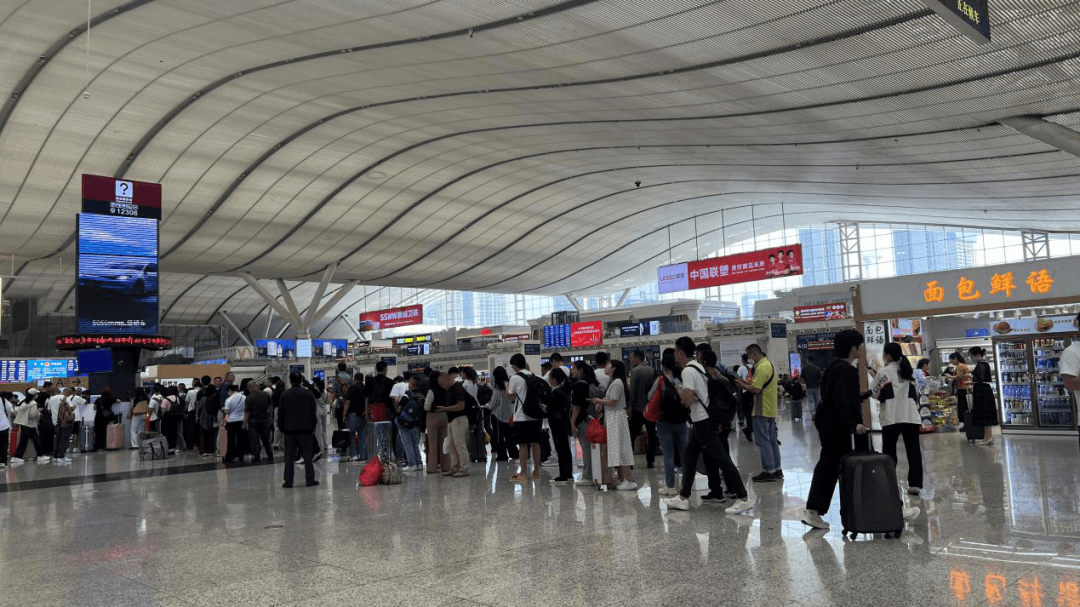 深圳北站LED屏廣告價格，深圳北高鐵站服務(wù)臺三角旋轉(zhuǎn)屏廣告報價