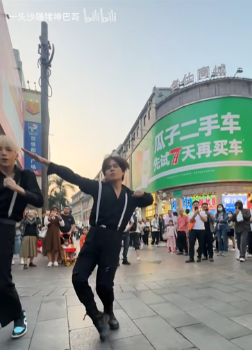當(dāng)深圳東門步行街戶外大牌廣告遇上科目三，閣下又該如何應(yīng)對？