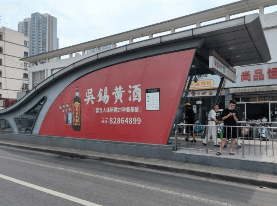 無錫地鐵出入口廣告價格收費多少錢？無錫地鐵站棚戶外貼紙廣告