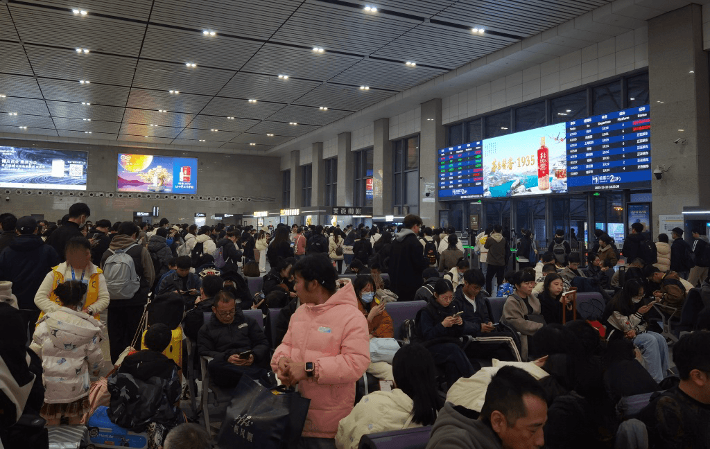 嘉興南站廣告價(jià)格收費(fèi)多少錢(qián)？嘉興南高鐵站春運(yùn)出站熱門(mén)廣告牌
