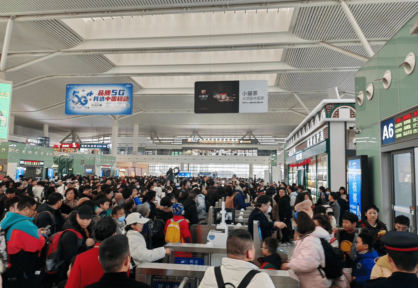 南昌西站廣告價(jià)格收費(fèi)多少錢(qián)？南昌西高鐵站春運(yùn)候車(chē)熱門(mén)廣告牌