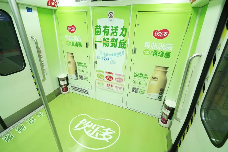 青島地鐵列車廣告案例圖，青島地鐵廣告內(nèi)包車價格收費多少錢？