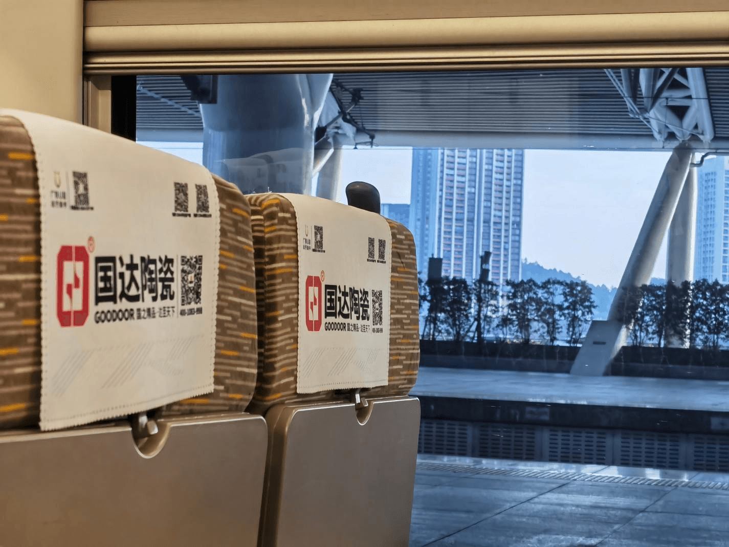 春運(yùn)高鐵列車頭枕巾廣告價(jià)格收費(fèi)多少？高鐵車廂座椅頭巾廣告案例