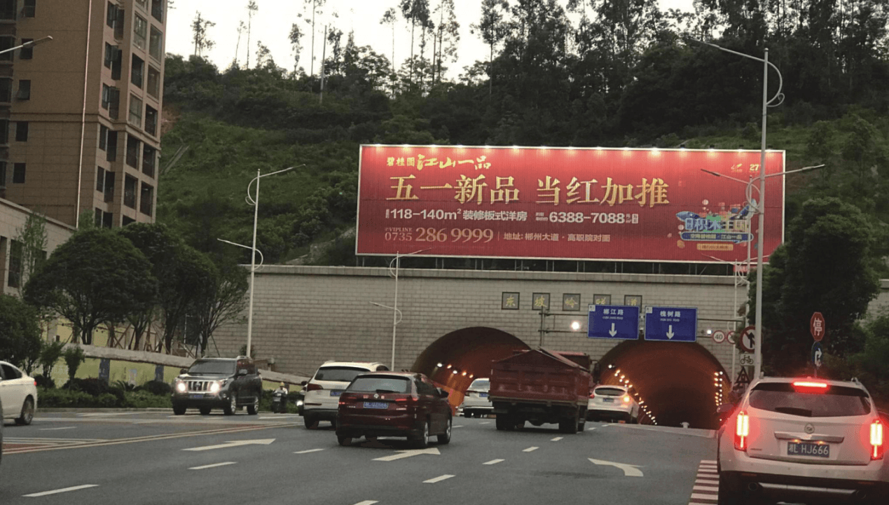 郴州戶外大牌三面翻廣告價格收費多少錢？郴州樓體廣告牌位置優(yōu)勢