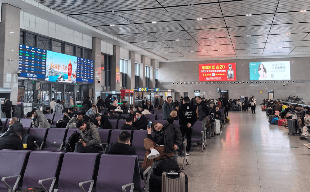 嘉興南高鐵站廣告價格收費多少錢？嘉興南站春運熱門候車廣告牌