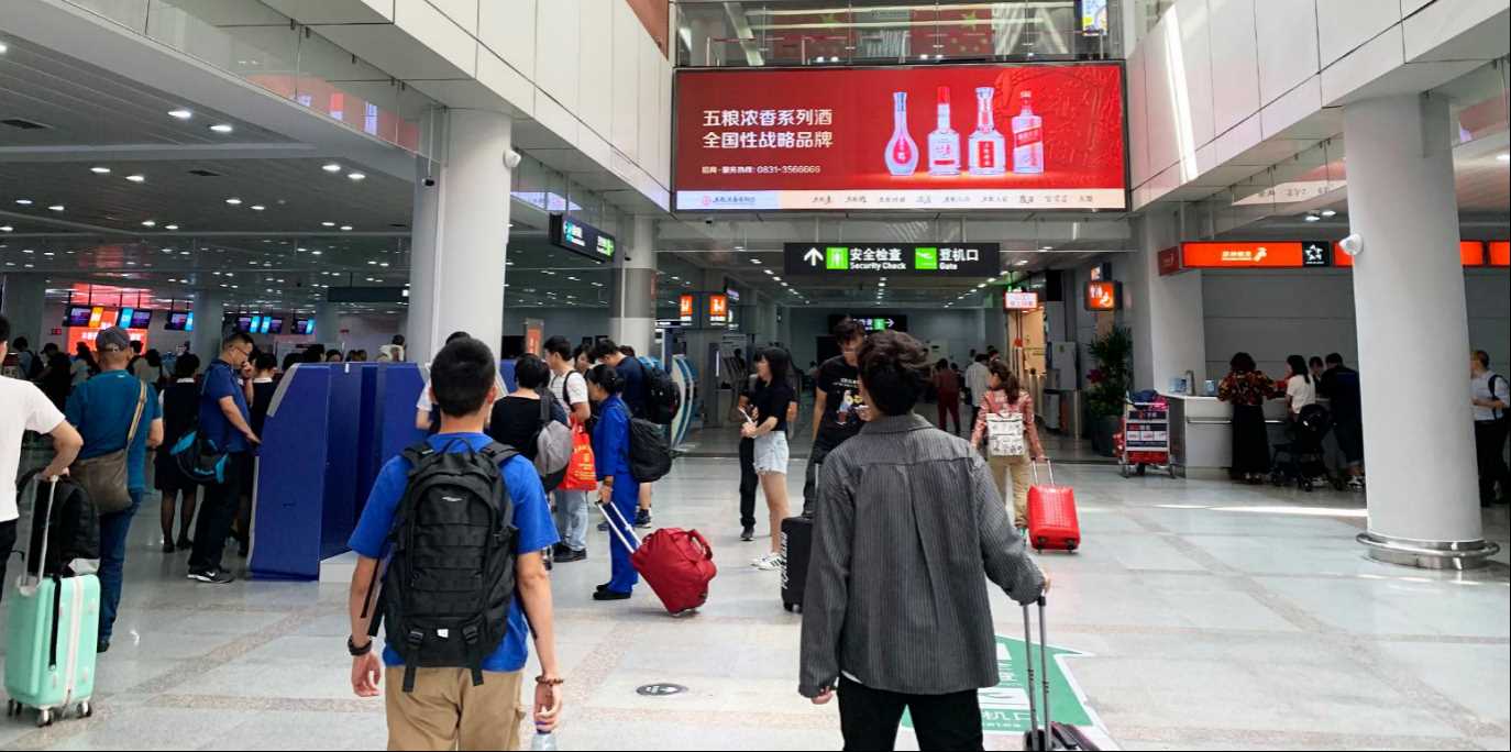 泉州晉江機場廣告價格收費，泉州機場春運出發(fā)到達廣告LED大屏