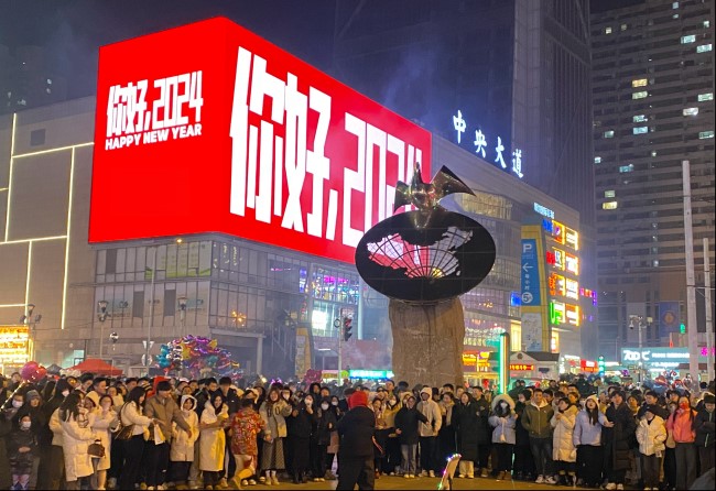 大連LED大屏廣告價格收費標準，大連商圈樓體大屏廣告西安路吾悅