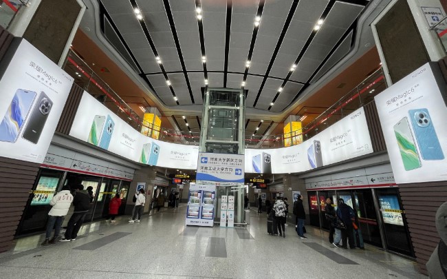 鄭州地鐵廣告價(jià)格收費(fèi)，鄭州地鐵1號(hào)線(xiàn)換乘站鄭州東站廣告案例