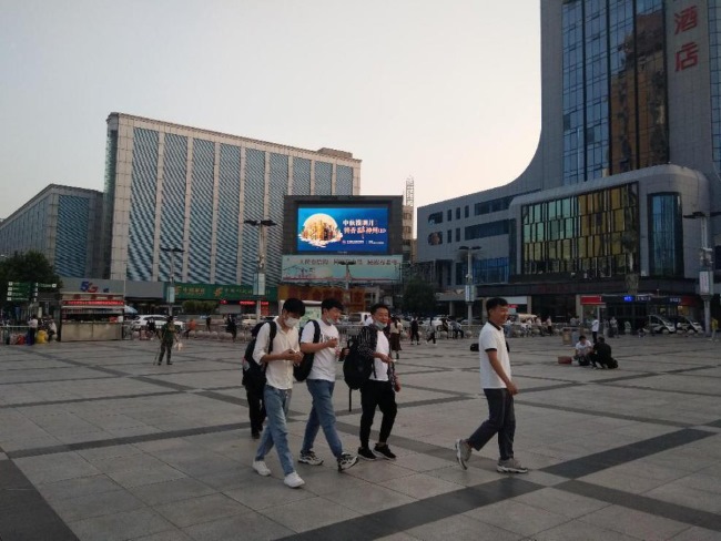 鄭州LED大屏廣告價格收費標(biāo)準(zhǔn)，鄭州機場火車后戶外LED大屏廣告