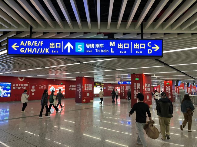 南寧地鐵廣告價(jià)格收費(fèi)，南寧地鐵廣西大學(xué)站廳站臺(tái)墻貼包柱廣告