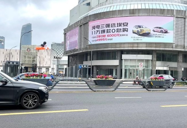 寧波天一廣場東門口戶外大牌廣告價(jià)格，寧波三江口外灘樓體廣告牌