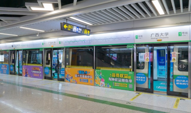 南寧地鐵廣告價(jià)格收費(fèi)，南寧地鐵站臺(tái)屏蔽門玻璃貼廣告優(yōu)勢分析