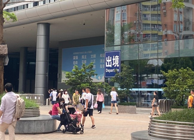 福田口岸廣場(chǎng)出入口戶外廣告牌位置優(yōu)勢(shì)，深圳福田口岸廣告價(jià)格收費(fèi)