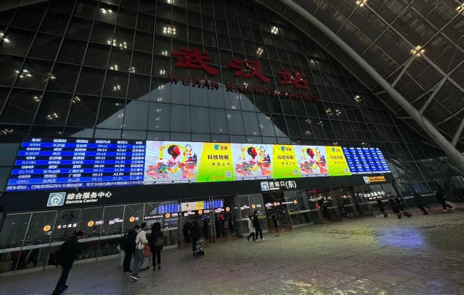 武漢火車站廣告價格收費，武漢高鐵站進(jìn)站口打卡點門楣LED大屏廣告