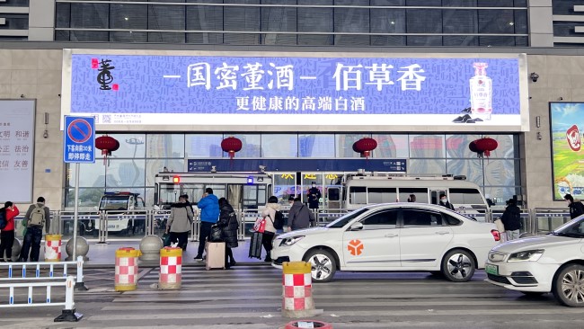 長沙南站廣告價(jià)格收費(fèi)，長沙南高鐵站進(jìn)站口打卡點(diǎn)門楣LED大屏廣告